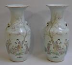 CHINE
Paire de vases en porcelaine à décor polychrome de personnages...