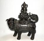 CHINE
Divinité assise sur un animal fantastique en bronze
H.: 33.5 cm...