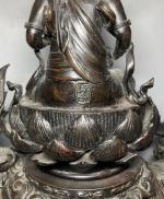 CHINE
Divinité assise sur un animal fantastique en bronze
H.: 33.5 cm...