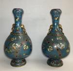 CHINE
Paire de vases en bronze cloisonné et émaux polychromes ,...