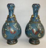 CHINE
Paire de vases en bronze cloisonné et émaux polychromes ,...