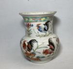 CHINE
Vase en porcelaine à décor polychrome de coqs et fleurs
H.:...