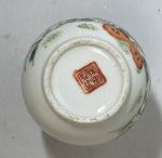 CHINE
Vase en porcelaine à décor polychrome de coqs et fleurs
H.:...
