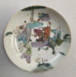 CHINE
Coupelle ronde en porcelaine à décor polychrome de personnages près...