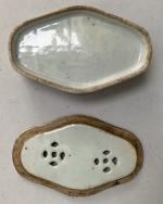 CHINE
Boite couverte en porcelaine à décor polychrome et or de...