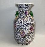 CHINE
Vase en porcelaine à décor polychrome de fleurs et feuillage,...