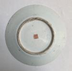 CHINE
Plat rond en porcelaine à décor polychrome
D.: 30 cm (sauts...