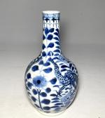 CHINE
Vase à large panse et col droit en porcelaine à...