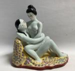 CHINE
Groupe en porcelaine représentant deux personnages à sujet érotique
H.: 19...
