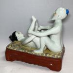 CHINE
Groupe en porcelaine représentant deux personnages à sujet érotique
H.: 19.5...