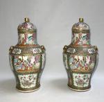 CHINE Canton
Paire de vases couverts en porcelaine à décor polychrome...
