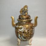JAPON - SATZUMA
Vase couvert en céramique à décor polychrome et...