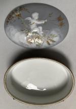 Auguste RIFFATERRE (1868-1935) à Limoges
Bonbonnière couverte en porcelaine à décor...