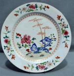 CHINE, Compagnie des Indes
Important plat en porcelaine à décor polychrome...