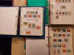 Dans une grosse caisse en plastique, collection de timbres de...