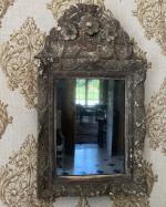 dans une entrée, MIROIR avec cadre en bois doré
Style Régence
H.:...