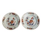 CHINE 
Paire d'assiettes rondes en porcelaine à décor Imari
XVIIIème
D.: 23...
