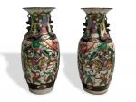 CHINE Nankin
Paire de vases en porcelaine à décor polychrome de...
