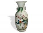 CHINE
Vase balustre en porcelaine à décor polychrome de personnages jouant...