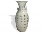 CHINE
Vase balustre en porcelaine à décor polychrome de personnages jouant...