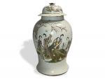 CHINE 
Vase couvert en porcelaine à décor polychrome de personnages...