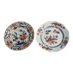 CHINE
Deux assiettes rondes en porcelaine à décor Imari
D.: 23 cm...