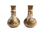 JAPON Satzuma
Paire de vases pansus en porcelaine 
H.: 18.5 cm...