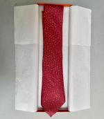 HERMES 
Ensemble de quatre cravates en soie imprimée : 
-...
