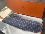 HERMES Paris
Cravate en twill de soie fond bleu avec boite
