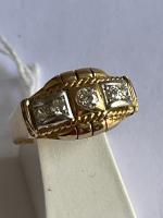 BAGUE or avec petits diamants 
Travail des années 40 
poids5.9...