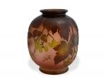 GALLE
Vase en verre multicouche à décor feuillagé dégagé à l'acide...