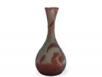 GALLE
Vase soliflore en verre multicouche à décor orange dégagé à...