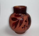 GALLE
Vase en verre multicouche à décor rouge dégagé à l'acide...