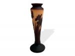 LA ROCHERE
Vase en verre multicouche à décor floral, signé
H.: 28.2...