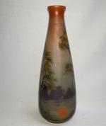 Verrerie de LEUNE (1861-1930)
Important vase en verre peint à décor...