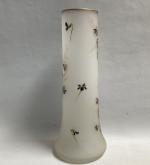 LEGRAS
Vase en verre à décor émaillé d'oeillets
H.: 35.7 cm