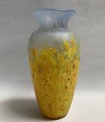 LEGRAS
Vase en verre à décor floral, signé
H.: 23 cm