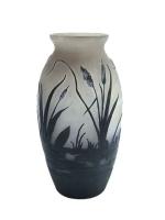ART NOUVEAU
Vase en verre multicouche à décor dégagé à l'acide...