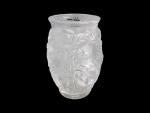 LALIQUE France
Bagatelle
Vase en verre moulé pressé, signé
H.: 17 cm
Bibliographie:
- R....