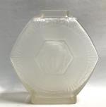 E. ETLING France
Vase en verre de forme hexagonale à décor...