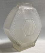 E. ETLING France
Vase en verre de forme hexagonale à décor...