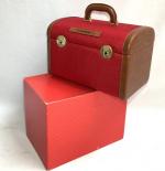 LANCEL
Vanity case en cuir et tissu rouge
245 x 35.5 x...