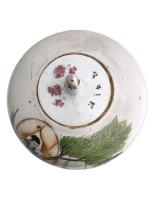 CHINE
Pot couvert en porcelaine à décor polychrome d'une scène animée...