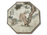CHINE
Plaque octognale en porcelaine à décor polychrome d'un personnage dans...