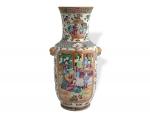 CHINE Canton
Vase en porcelaine à décor plychrome et or
H.: 38...