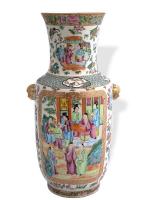 CHINE Canton
Vase en porcelaine à décor plychrome et or
H.: 38...