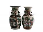 CHINE Nankin
Deux vases en porcelaine à décor polychrome
H.: 34 et...