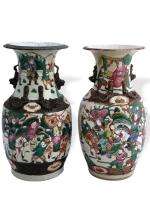 CHINE Nankin
Deux vases en porcelaine à décor polychrome
H.: 34 et...