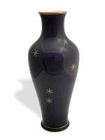 SEVRES
Vase en porcelaine à décor d'étoiles et filets or sur...