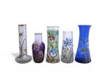 Cinq VASES en verre à décor floral peint ou émaillé
Circa...